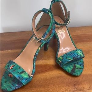 Aerosoles Heelrest size 7.5 in beautiful floral color. 3” heel. Not worn. EUC.